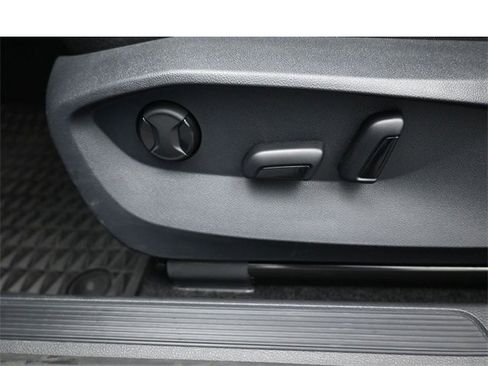 Used 2024 Volkswagen Taos SE image 10