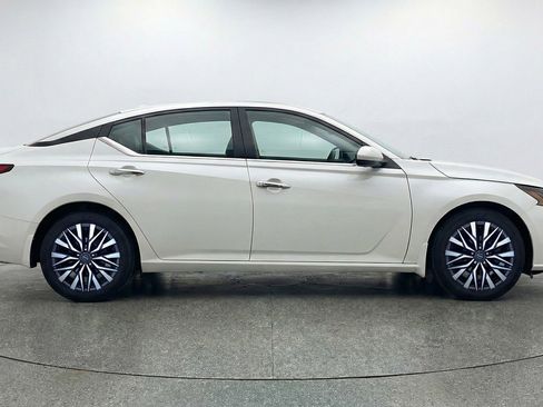 Used 2025 Nissan Altima 2.5 SV FWD image 11