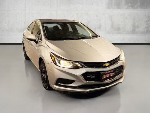 Used 2017 Chevrolet Cruze LT image 3