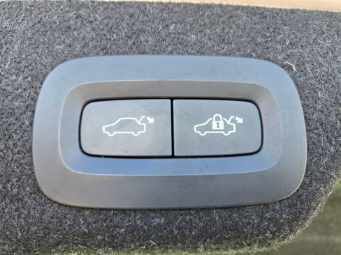 Used 2018 Volvo S90 T8 Inscription w/ Convenience Package image 22