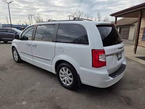 Used 2014 Chrysler Town & Country Touring w/ Driver Convenience Group FWD image 4