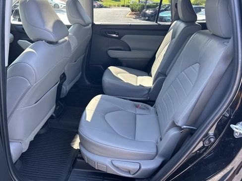 Used 2022 Toyota Highlander XLE AWD/4WD image 20