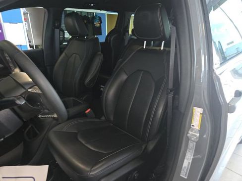 Used 2025 Chrysler Pacifica Select FWD image 11