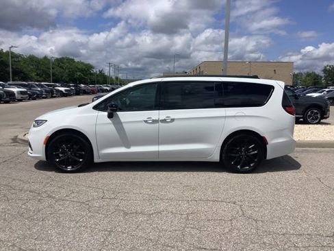 Used 2025 Chrysler Pacifica Limited FWD image 2