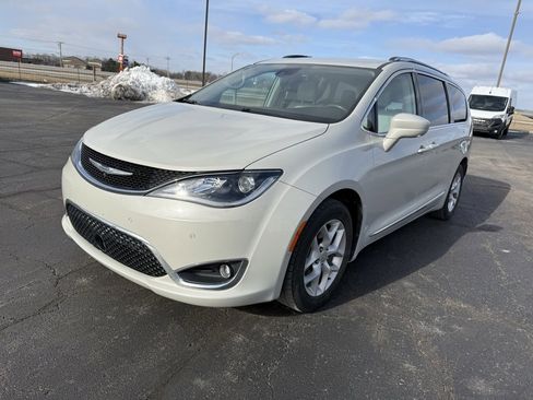 Used 2017 Chrysler Pacifica Touring-L Plus w/ Advanced Safetytec Group image 3