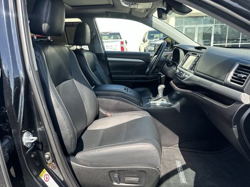 Used 2019 Toyota Highlander XLE FWD image 22
