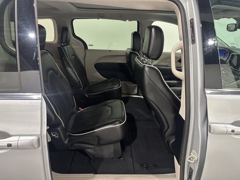 Used 2024 Chrysler Pacifica Limited FWD image 25