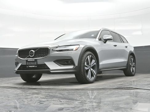 Used 2025 Volvo V60 B5 Cross Country Plus AWD/4WD image 20