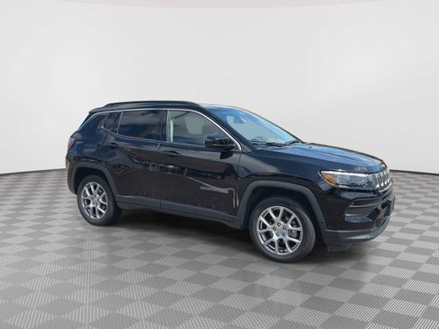 Used 2022 Jeep Compass Latitude w/ Sun and Sound Group AWD/4WD image 2