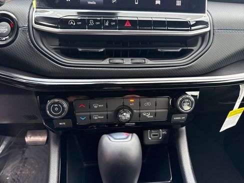 New 2026 Jeep Compass Latitude image 21