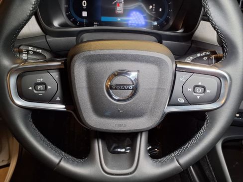 Used 2025 Volvo XC40 B5 Plus image 7