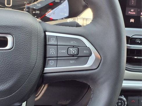 Used 2025 Jeep Compass Limited AWD/4WD image 17