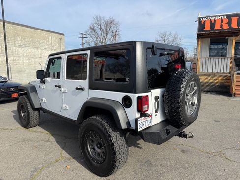 Used 2018 Jeep Wrangler Unlimited Rubicon w/ Connectivity Group image 5