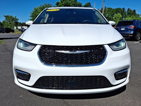 Used 2023 Chrysler Pacifica Touring-L FWD image 2