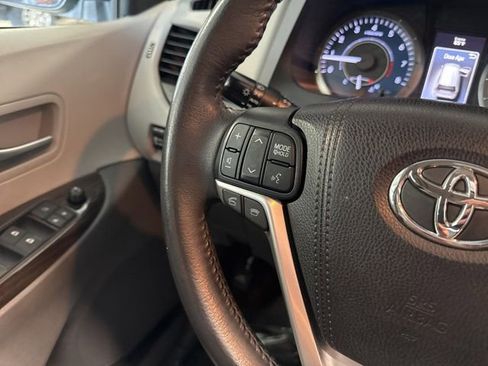 Used 2017 Toyota Sienna XLE w/ XLE Navigation Package FWD image 30