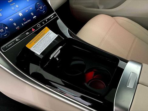 Used 2025 Mercedes-Benz GLC 300 4MATIC image 11