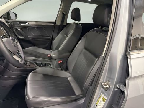 Used 2022 Volkswagen Tiguan SE w/ Panoramic Sunroof Package image 11