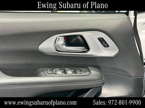 Used 2025 Chrysler Pacifica Limited FWD image 18