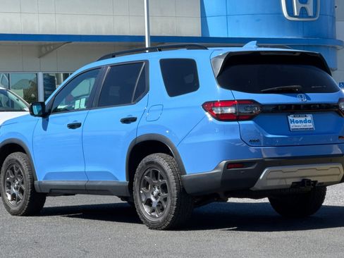 Used 2025 Honda Pilot TrailSport image 3