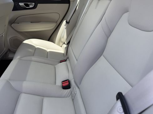 Certified 2024 Volvo XC60 B5 Core AWD/4WD image 17