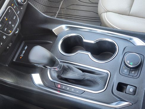 Used 2023 Chevrolet Traverse Premier FWD image 16