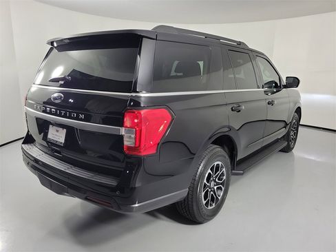 Used 2022 Ford Expedition XLT image 4