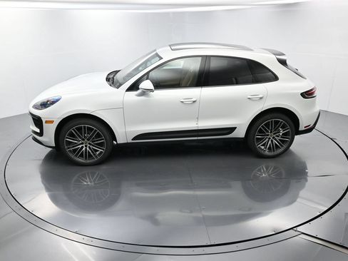Certified 2025 Porsche Macan AWD/4WD image 33