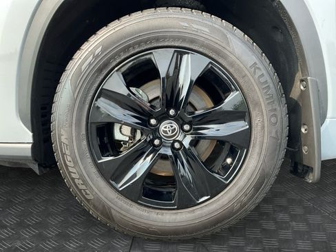 Used 2023 Toyota Highlander Bronze Edition FWD image 10