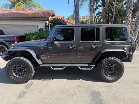 Used 2017 Jeep Wrangler Unlimited Sahara AWD/4WD image 9