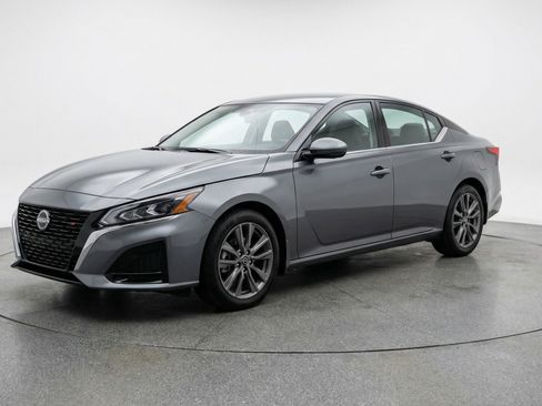 Used 2025 Nissan Altima 2.5 SV FWD image 3