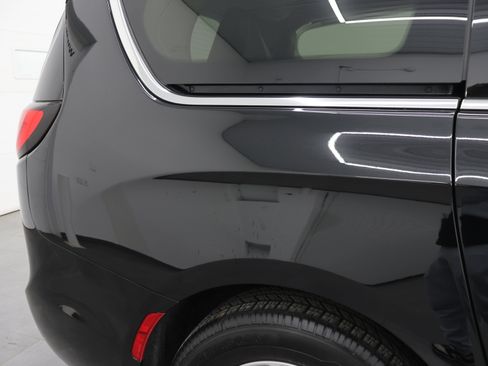 Used 2024 Chrysler Pacifica Touring-L image 25