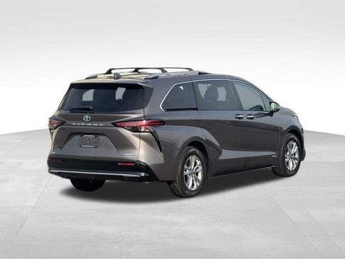 Used 2021 Toyota Sienna Limited image 4