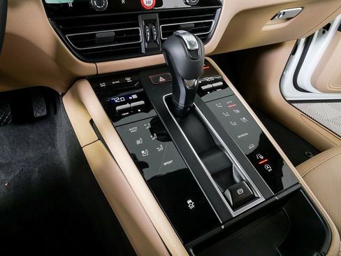 New 2026 Porsche Macan AWD image 19