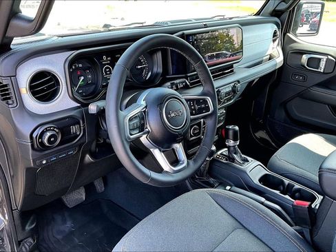 Used 2025 Jeep Wrangler Unlimited Sahara AWD/4WD image 19