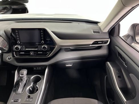 Used 2022 Toyota Highlander LE FWD image 28