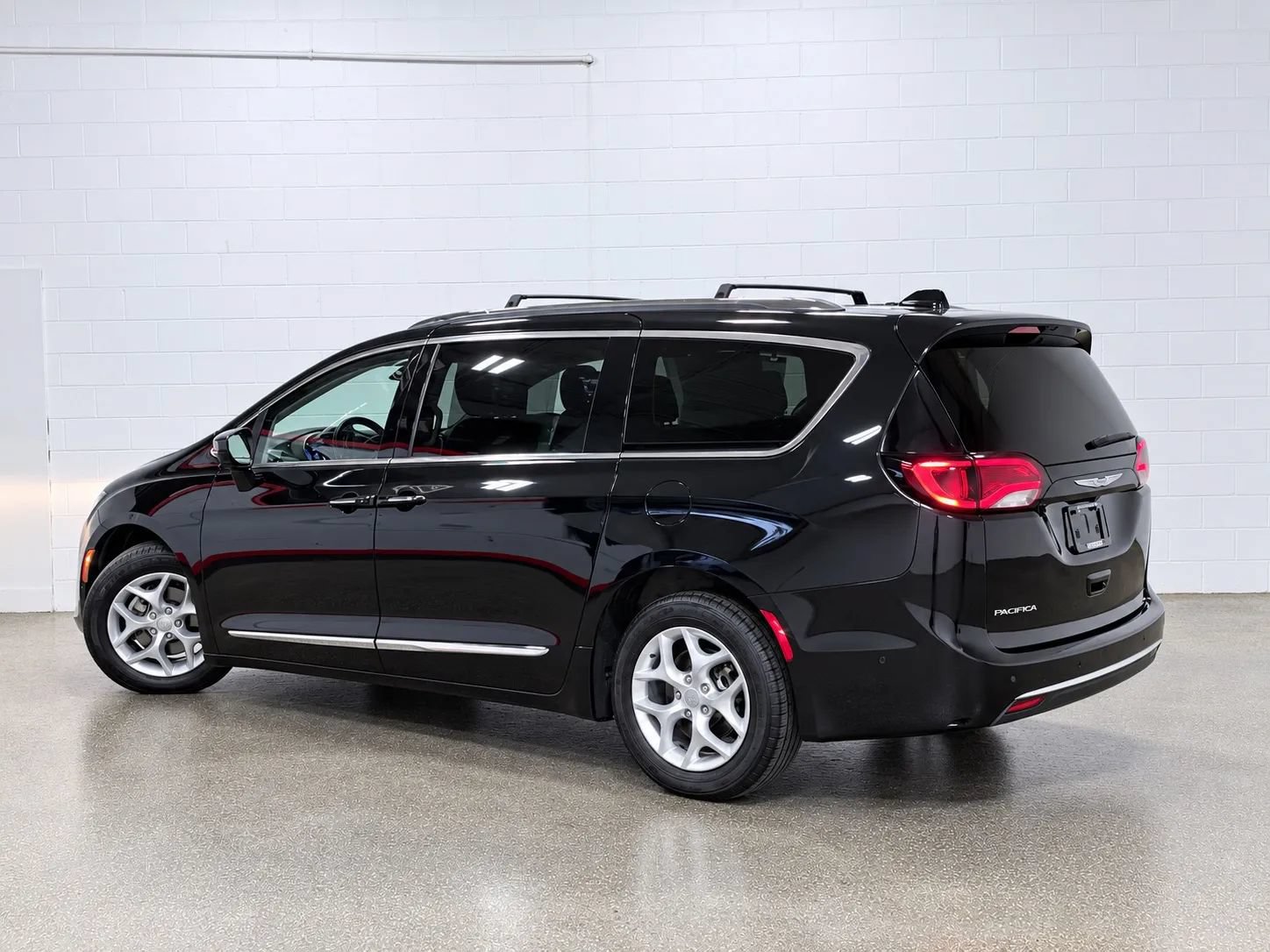 Used 2017 Chrysler Pacifica Touring-L Plus w/ Advanced Safetytec Group FWD image 5