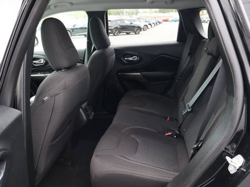 Used 2019 Jeep Cherokee Latitude w/ Popular Appearance Group AWD/4WD image 5