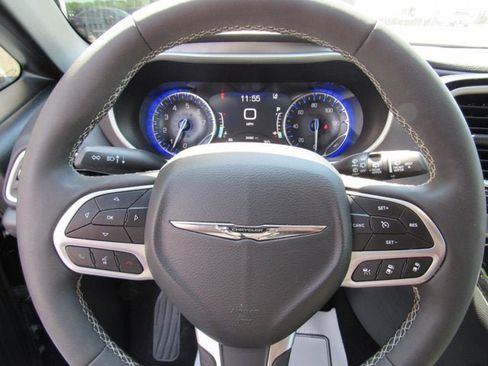 Used 2025 Chrysler Pacifica Select FWD image 13
