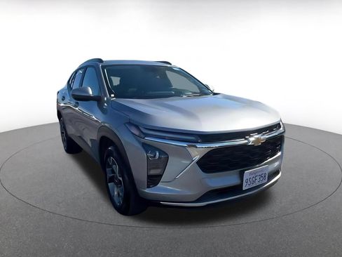 Used 2025 Chevrolet Trax LT w/ LT Convenience Package FWD image 3