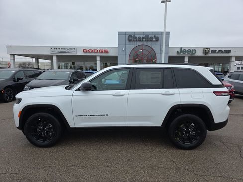 New 2026 Jeep Grand Cherokee Laredo image 4