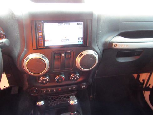 Used 2016 Jeep Wrangler Sahara w/ Connectivity Group AWD/4WD image 20