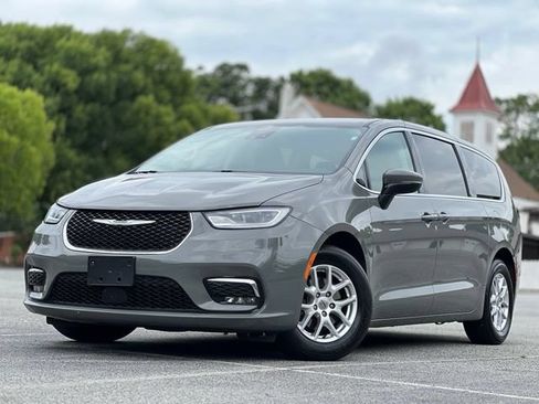 Used 2023 Chrysler Pacifica Touring-L FWD image 1