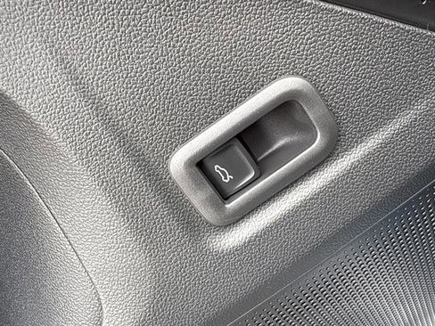 New 2026 Volkswagen Tiguan SE FWD image 29