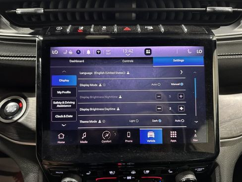 Used 2024 Jeep Grand Cherokee Limited w/ Luxury Tech Group II AWD/4WD image 28