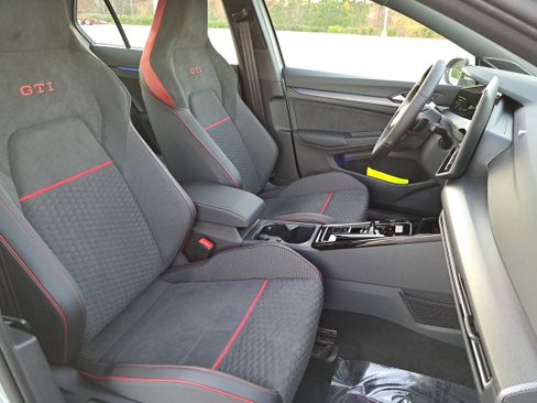 New 2026 Volkswagen GTI SE FWD image 10