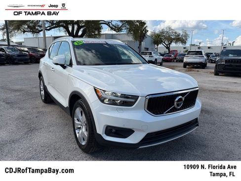 Used 2022 Volvo XC40 T5 Momentum image 1
