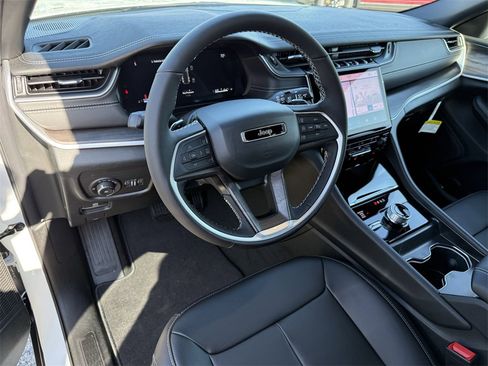 New 2025 Jeep Grand Cherokee Limited image 11