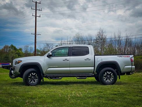 Used 2023 Toyota Tacoma TRD Off-Road w/ Technology Package AWD/4WD image 7