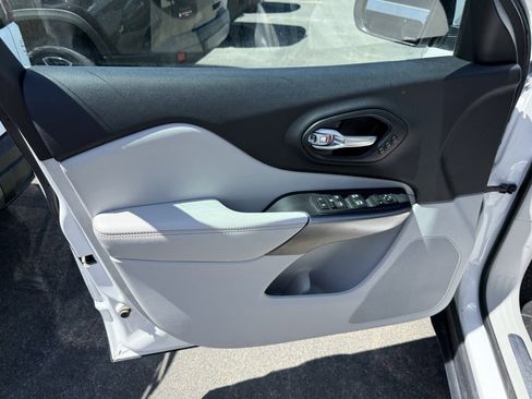 Used 2019 Jeep Cherokee Limited AWD/4WD image 17