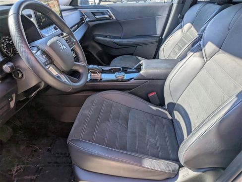 Used 2025 Mitsubishi Outlander SE image 25